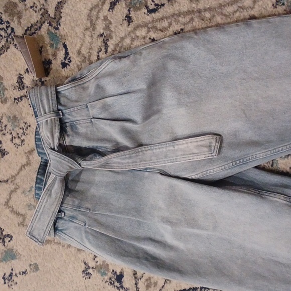 MICHAEL Kors Women's Pleated Belted Paper Bag Jeans Pants Light Blue Wash NWT - Picture 4 of 11